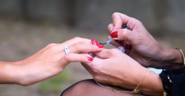 découvrez notre coupe-ongles électrique, un outil innovant pour une manucure facile et sans effort. parfait pour un soin des ongles précis, il garantit sécurité et confort pour toute la famille.