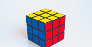 découvrez le rubik's cube, le célèbre casse-tête coloré qui défie votre logique et votre patience. apprenez des astuces, des techniques de résolution et plongez dans l'univers fascinant des compétitions de speedcubing. améliorez vos compétences et amusez-vous avec ce jeu intemporel qui stimule la créativité et l'esprit de compétition.