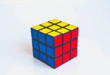 découvrez le rubik's cube, le célèbre casse-tête coloré qui défie votre logique et votre patience. apprenez des astuces, des techniques de résolution et plongez dans l'univers fascinant des compétitions de speedcubing. améliorez vos compétences et amusez-vous avec ce jeu intemporel qui stimule la créativité et l'esprit de compétition.